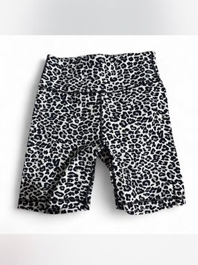 High waisted athletic shorts with pocket in white leopard